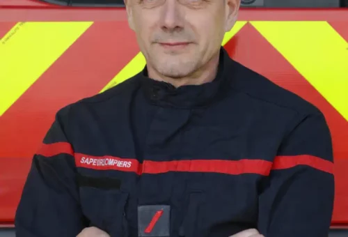 Association APTE, photo portrait de stéphane Saison en tenue de sapeur-pompier, Président de l'association APTE
