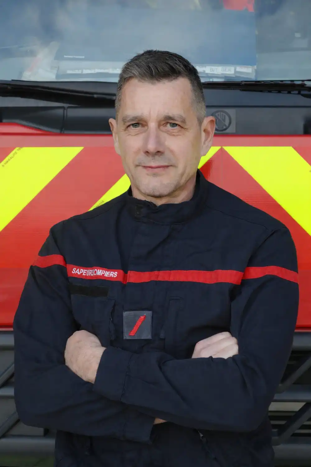 Association APTE, photo portrait de stéphane Saison en tenue de sapeur-pompier, Président de l'association APTE